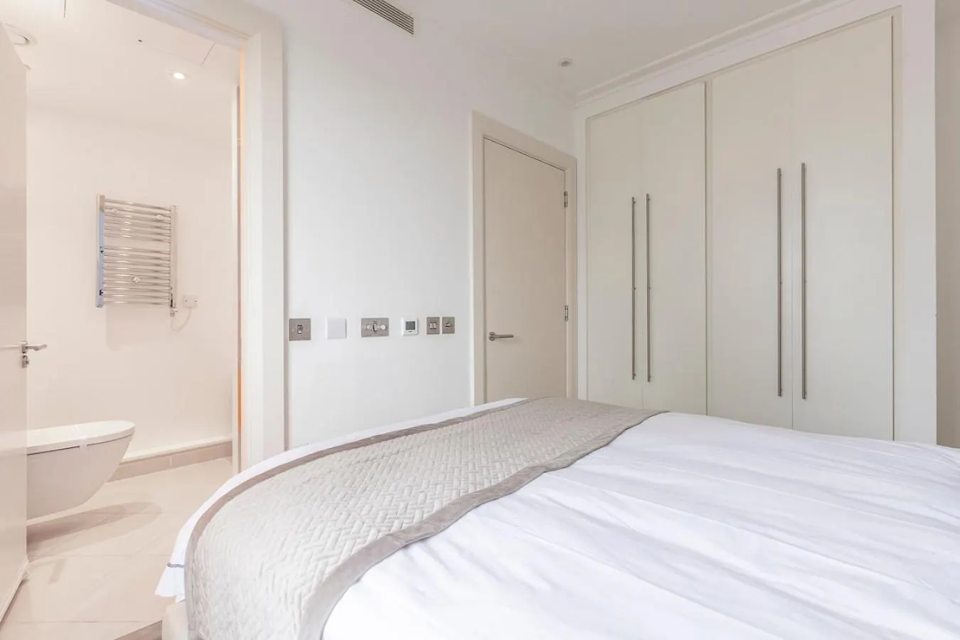City Waterfront Apartments London