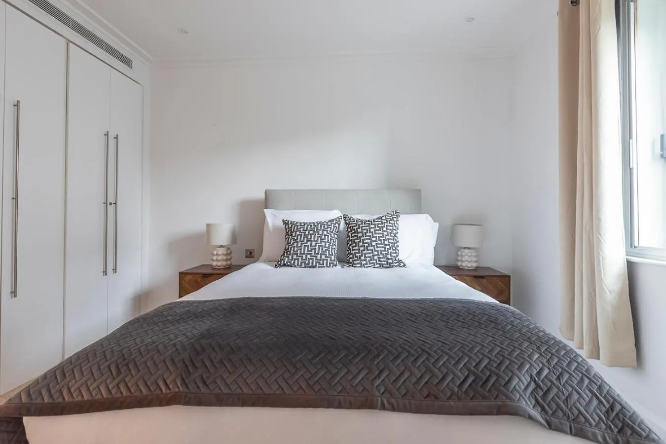 City Waterfront Apartments London