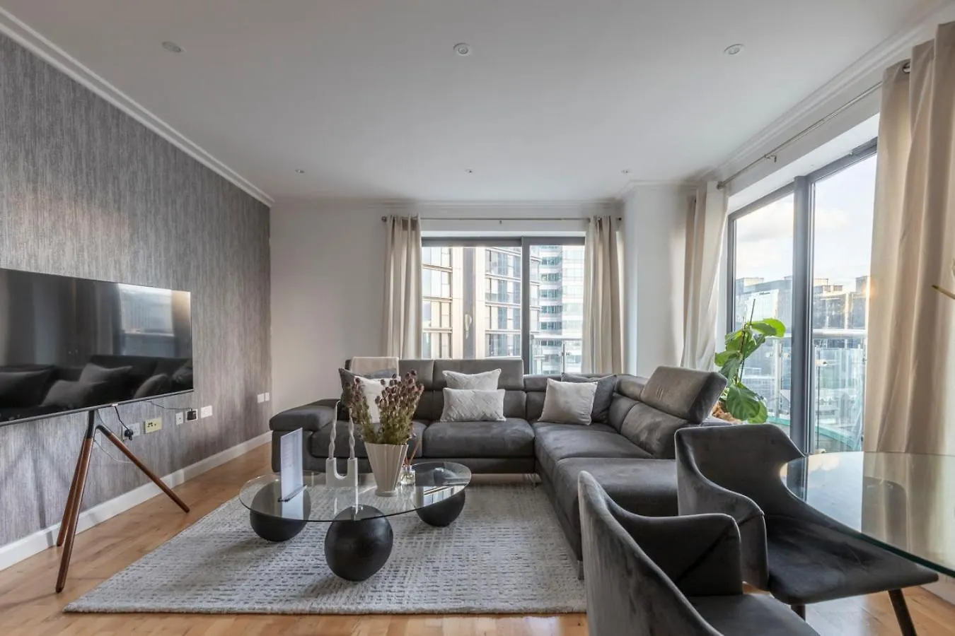 City Waterfront Apartments London