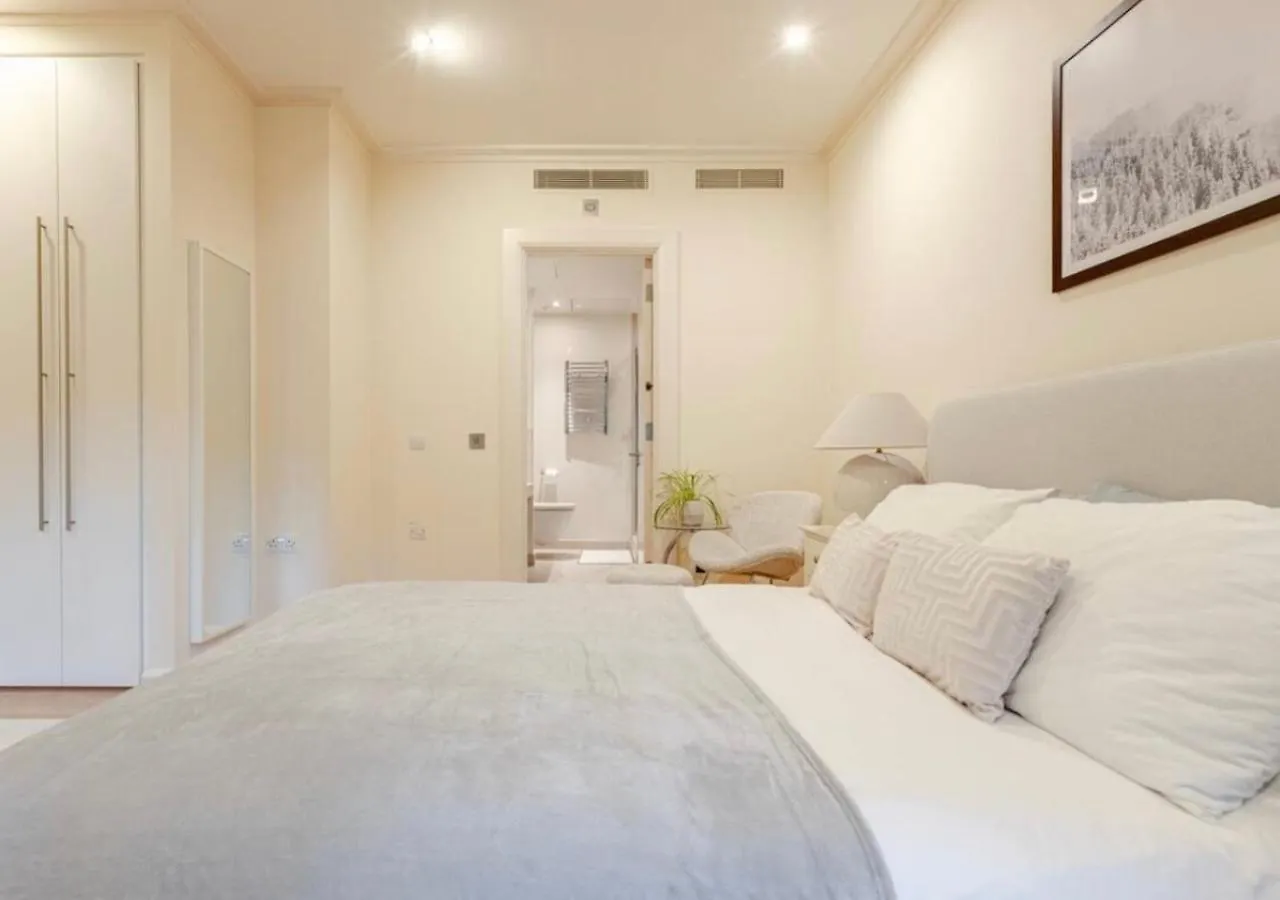 City Waterfront Apartments London